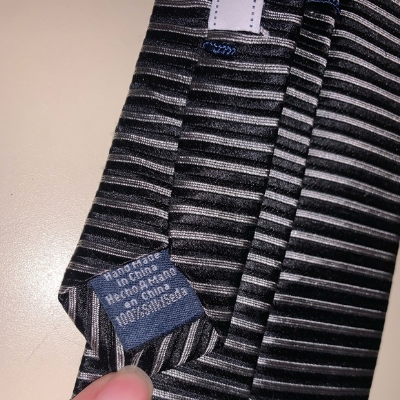 Ryan Seacrest Distinction 100% Silk Black Gray Silver Striped Necktie - Picture 3 of 4